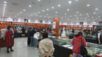 永興中國(guó)白銀文化坊 銀光閃耀引客來(lái)，特色飾品銷售火