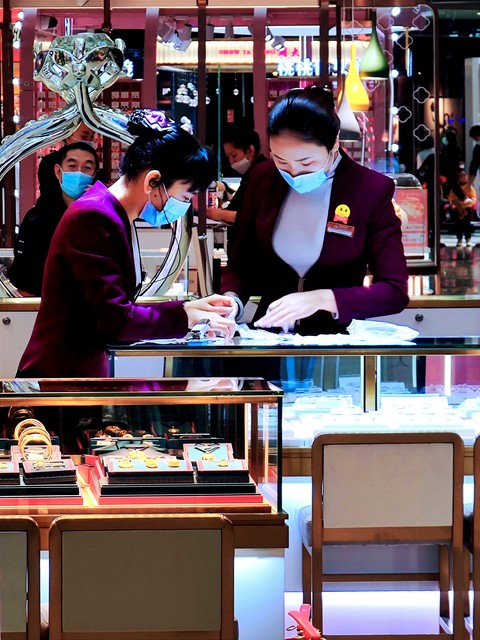 黃金賣不動(dòng)了？杭州金店連續(xù)五天零成交，店員直呼太難了！飾品銷售遭遇寒流